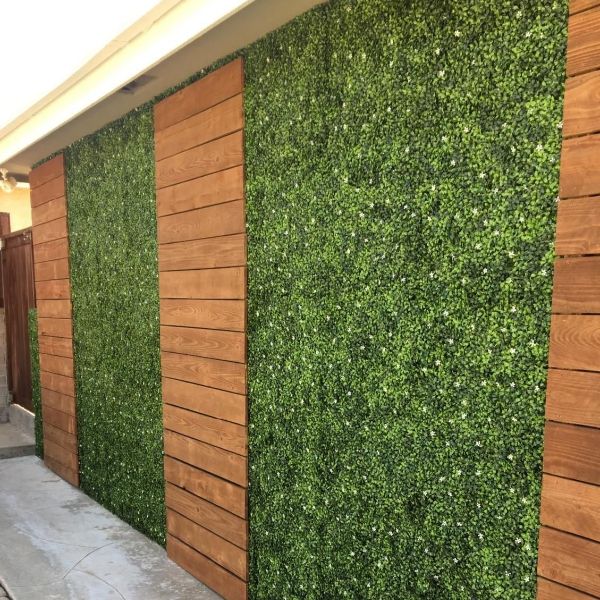 Artificial grass wall for a relaxing garden atmosphere